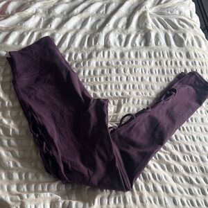 Alo yoga interlocking Leggings in maroon/eggplant color